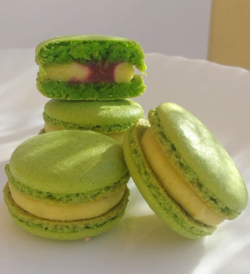 dessert macaron pistacho frambuesa